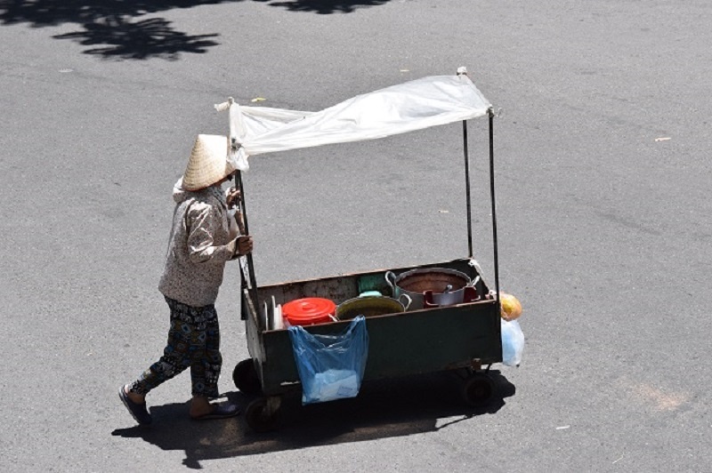 Chùm ảnh: Muôn kiểu tránh nóng của người Hà Nội trong "chảo lửa" hơn 40 độ C chum anh muon kieu tranh nong cua nguoi ha noi trong chao lua hon 40 do c