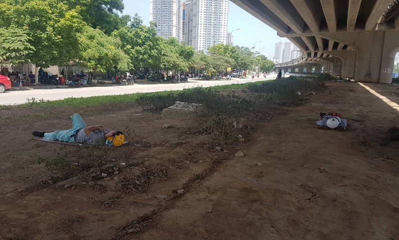 Chùm ảnh: Muôn kiểu tránh nóng của người Hà Nội trong "chảo lửa" hơn 40 độ C chum anh muon kieu tranh nong cua nguoi ha noi trong chao lua hon 40 do c