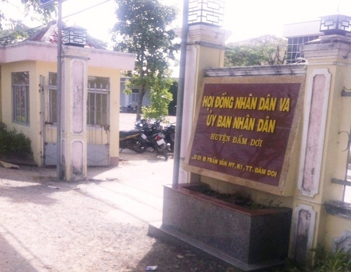 Tin mới vụ trưởng phòng văn hóa bị đánh vì đưa phụ nữ vào phòng công vụ rồi... cởi quần dài tin moi vu truong phong van hoa bi danh vi dua phu nu vao phong cong vu roi coi quan dai di don dep