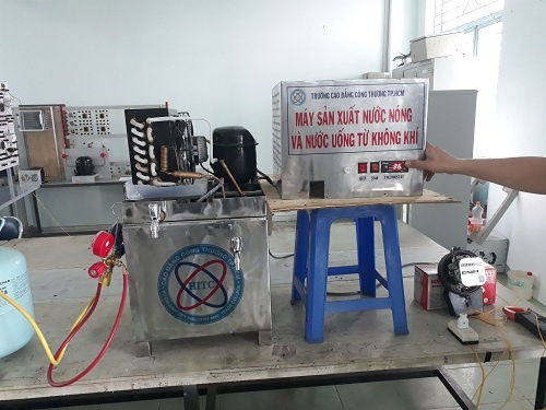 Video: Cận cảnh máy sản xuất nước uống từ... không khí của sinh viên Việt video can canh chiec may san xuat nuoc uong tu khong khi chuan made in viet nam