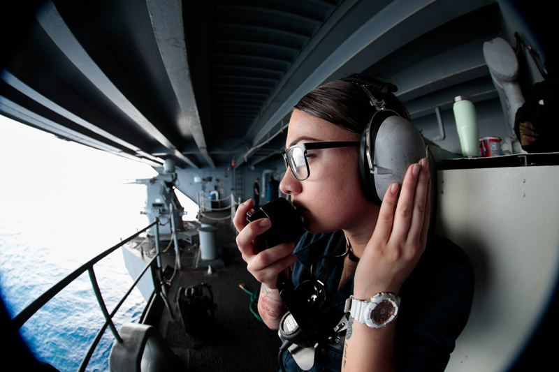 Sống trên tàu sân bay USS Abraham Lincoln Mỹ áp sát Iran anh video cuoc song nhon nhip tren tau san bay uss abraham lincoln my dang dieu den gan iran