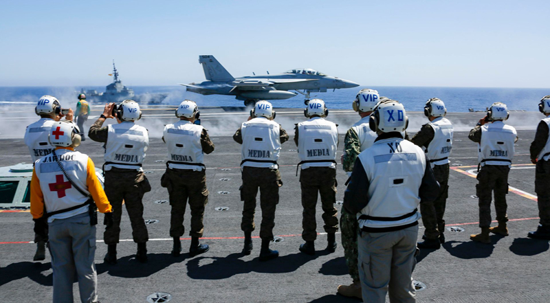 Sống trên tàu sân bay USS Abraham Lincoln Mỹ áp sát Iran anh video cuoc song nhon nhip tren tau san bay uss abraham lincoln my dang dieu den gan iran