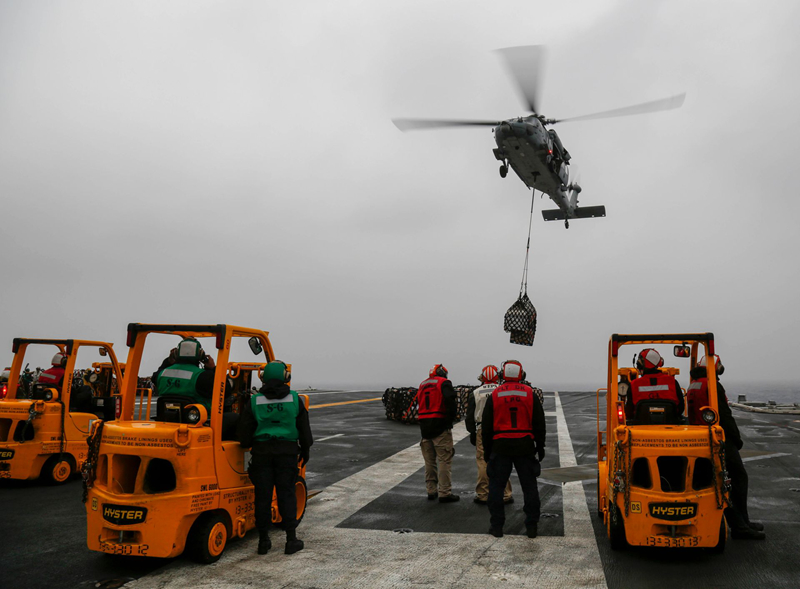 Sống trên tàu sân bay USS Abraham Lincoln Mỹ áp sát Iran anh video cuoc song nhon nhip tren tau san bay uss abraham lincoln my dang dieu den gan iran