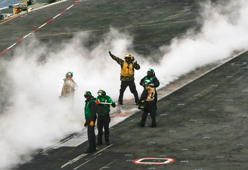 Sống trên tàu sân bay USS Abraham Lincoln Mỹ áp sát Iran anh video cuoc song nhon nhip tren tau san bay uss abraham lincoln my dang dieu den gan iran