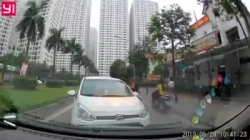 video hai hung me deo con nho dau tran phong nguoc chieu tren cao toc tphcm trung luong