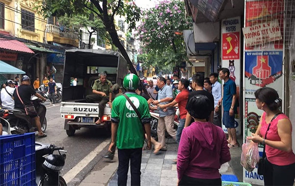 Video: Nam thanh niên cướp 3 khay vàng trên phố Hàng Bạc video khoanh khac nam thanh nien cuop 3 khay vang tren pho hang bac