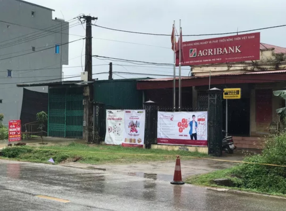 Thanh niên mặc áo mưa, cầm vật nghi súng cướp hơn nửa tỉ đồng tại ngân hàng Agribank thanh nien mac ao mua cam vat nghi sung cuop hon nua ti dong tai ngan hang agribank