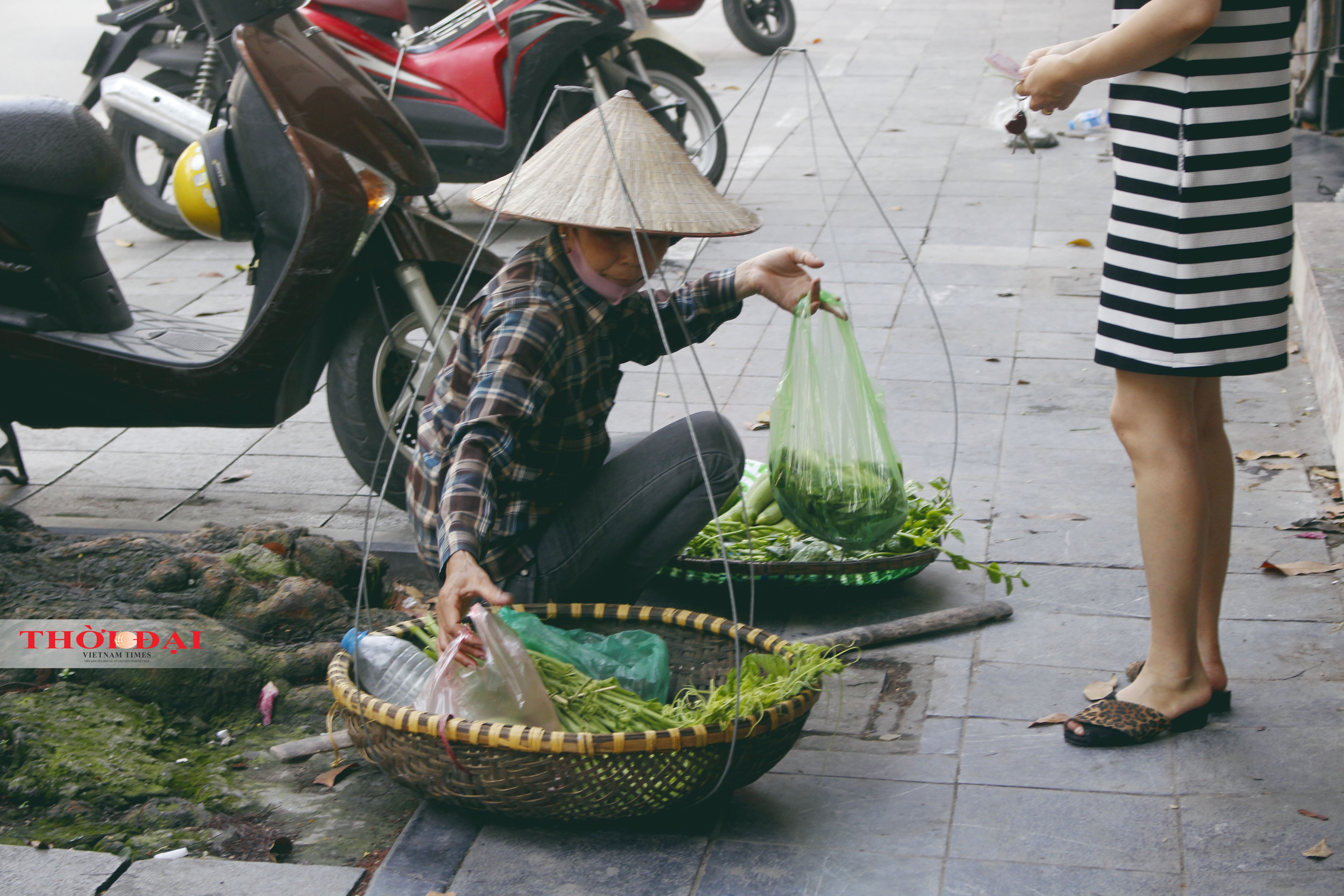Chùm ảnh: Cuộc sống của người dân ở Hà Nội trong trạng thái "bình thường mới" chum anh cuoc song cua nguoi dan o ha noi trong trang thai binh thuong moi