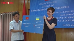 Video: Trao tặng 5.000 khẩu trang và trên 300 triệu đồng giúp nhân dân Ukraine chống dịch COVID-19