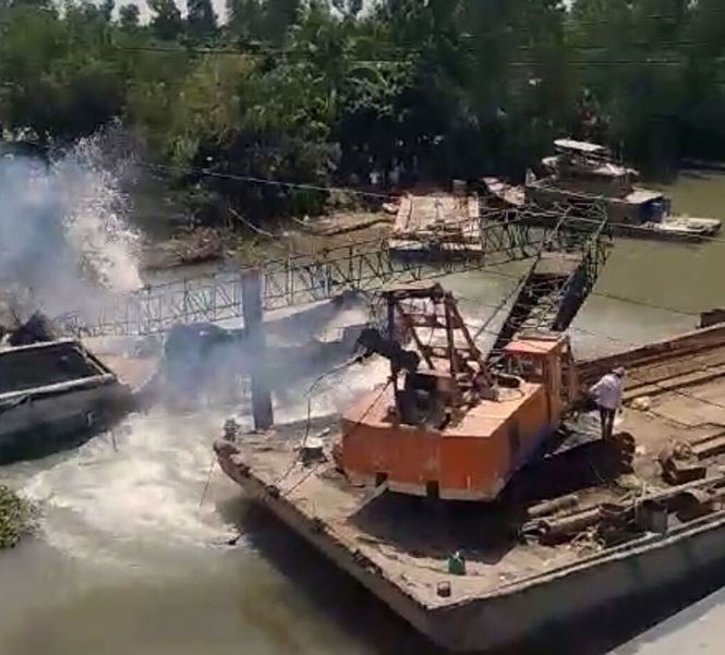 Video vụ sập cầu ở Đồng Tháp: Khoảnh khắc cần cẩu cứu hộ gãy đôi vu sap cau o dong thap khoanh khac can cau cuu ho gay doi