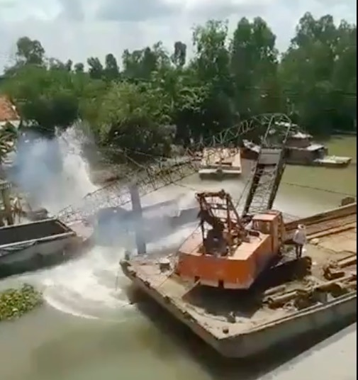 Video vụ sập cầu ở Đồng Tháp: Khoảnh khắc cần cẩu cứu hộ gãy đôi vu sap cau o dong thap khoanh khac can cau cuu ho gay doi
