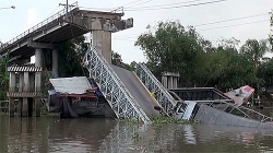 video doi mua o to jaguar khong duoc nam thanh nien day chiec bmw xuong song
