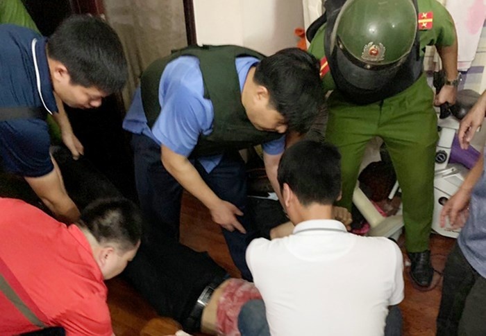 Nghẹt thở giải cứu nữ chủ tiệm cầm đồ bị khống chế bằng dao và "bẫy điện" nghet tho giai cuu nu chu tiem cam do bi khong che bang dao va bay dien