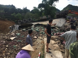 video container vao cua au khien ca toa bi lat gay nao loan duong pho