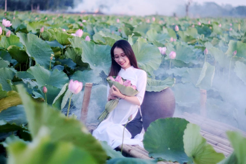 Chùm ảnh: Hương sắc sen Hồ Tây hút hồn người Hà Nội bất chấp cái nóng hơn 40 độ C chum anh huong sac sen ho tay hut hon nguoi ha noi bat chap cai nong hon 40 do c