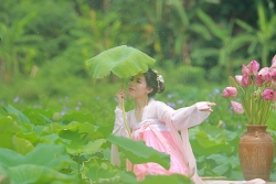 co gai nuoc ngoai dep hut hon trong bo anh sen ho tay la ai