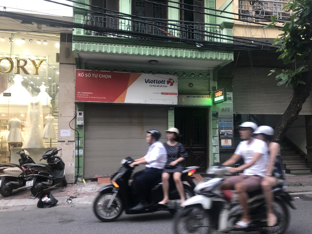 Hàng loạt điểm bán xổ số đóng cửa, Vietlott "nương nhờ" VinMart có cứu vãn được tình thế? hang loat diem ban xo so dong cua vietlott nuong nho vinmart co cuu van duoc tinh the