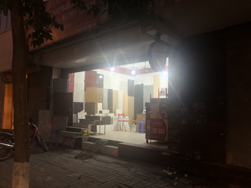 Hàng loạt điểm bán xổ số đóng cửa, Vietlott "nương nhờ" VinMart có cứu vãn được tình thế? hang loat diem ban xo so dong cua vietlott nuong nho vinmart co cuu van duoc tinh the