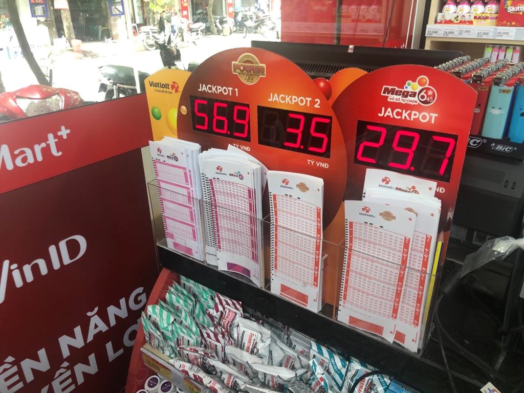 Hàng loạt điểm bán xổ số đóng cửa, Vietlott "nương nhờ" VinMart có cứu vãn được tình thế? hang loat diem ban xo so dong cua vietlott nuong nho vinmart co cuu van duoc tinh the