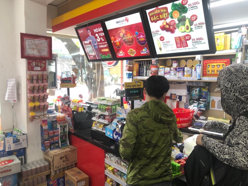 Hàng loạt điểm bán xổ số đóng cửa, Vietlott "nương nhờ" VinMart có cứu vãn được tình thế? hang loat diem ban xo so dong cua vietlott nuong nho vinmart co cuu van duoc tinh the
