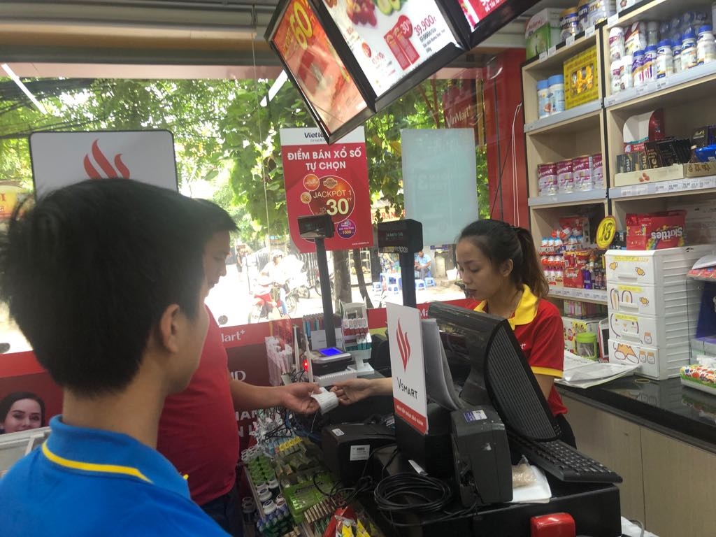 Hàng loạt điểm bán xổ số đóng cửa, Vietlott "nương nhờ" VinMart có cứu vãn được tình thế? hang loat diem ban xo so dong cua vietlott nuong nho vinmart co cuu van duoc tinh the