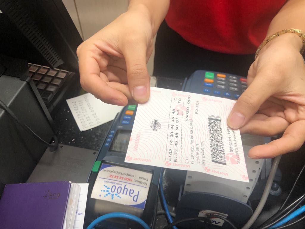 Hàng loạt điểm bán xổ số đóng cửa, Vietlott "nương nhờ" VinMart có cứu vãn được tình thế? hang loat diem ban xo so dong cua vietlott nuong nho vinmart co cuu van duoc tinh the
