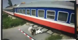 video cu be lai than sau giup nguoi dan ong thoat chet khi co vuot barie