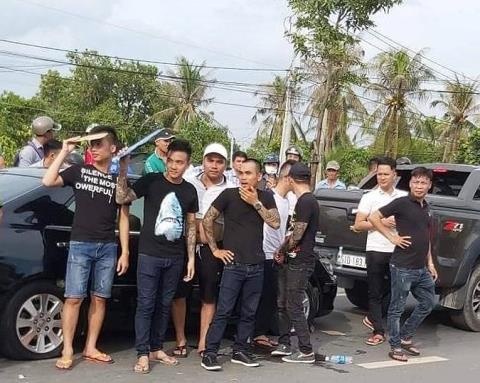 Đình chỉ 2 công an bị Giang "36" gọi đàn em vây xe ở Đồng Nai tam dinh chi 2 cong an bi giang 36 goi dan em bao vay chan xe o dong nai