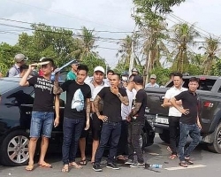 video hang chuc giang ho mang do dap pha nha hang giua pho sai gon