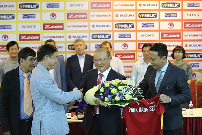 Hé lộ những "hậu đãi" của VFF trong bản hợp đồng ký mới với HLV Park Hang Seo he lo nhung hau dai cua vff trong ban hop dong ky moi voi hlv park hang seo