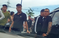 video hang chuc giang ho mang do dap pha nha hang giua pho sai gon