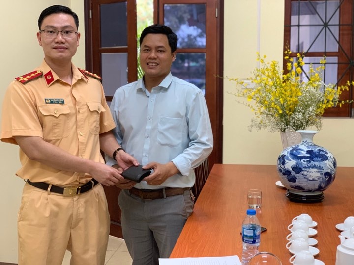 Nhặt được ví tiền, CSGT nhanh chóng tìm người đánh rơi để trả lại nhat duoc vi tien csgt nhanh chong tim nguoi danh roi de tra lai