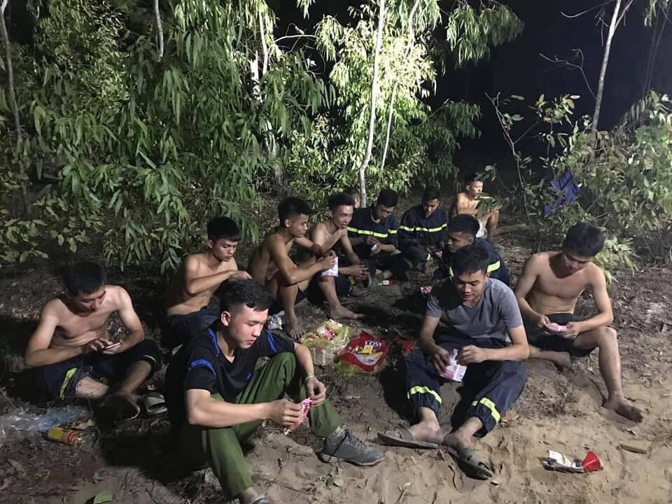 ẢNH: Cháy rừng ở Hà Tĩnh, Nghệ An tái bùng phát, lập đường băng trắng cản lửa anh chay rung o ha tinh nghe an tai bung phat lap duong bang trang can lua