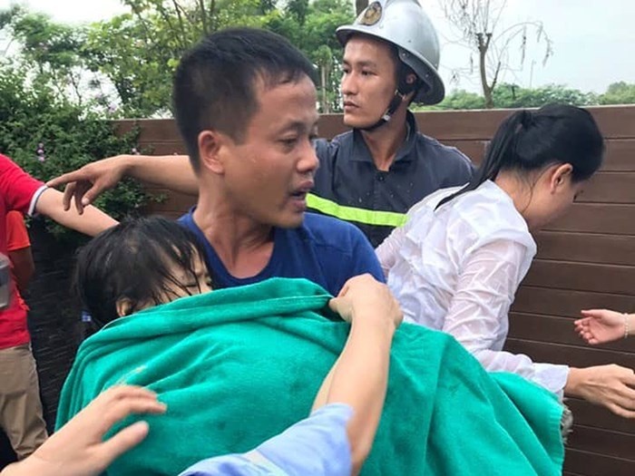 Đục thành bể bơi giải cứu bé gái 4 tuổi tại khu đô thị Ciputra duc thanh be boi giai cuu be gai 4 tuoi tai khu do thi ciputra