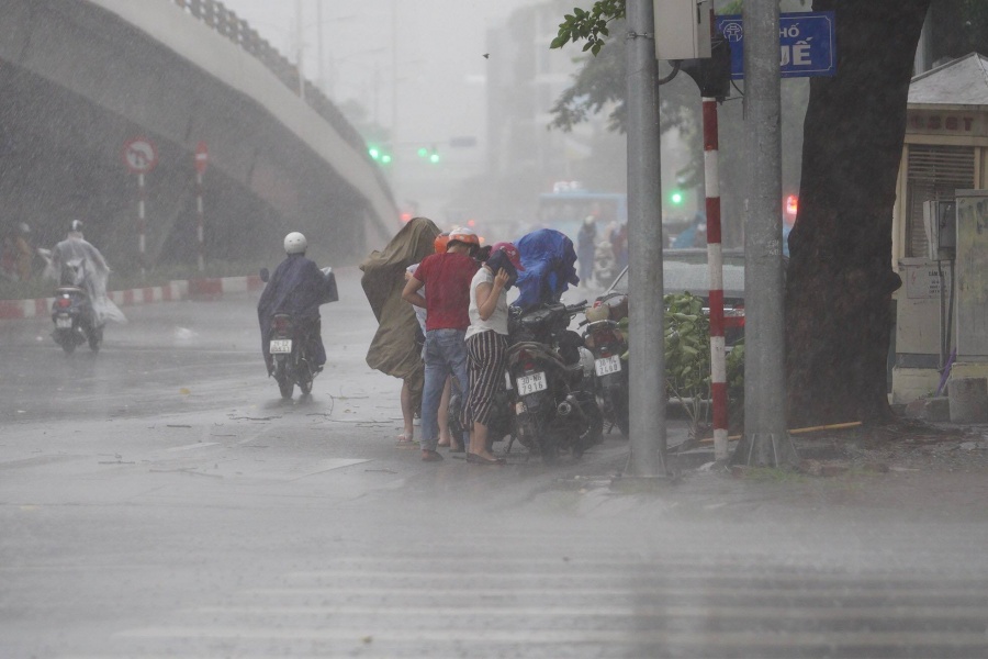 Tin bão số 2 mới nhất: Nghệ An-Hà Tĩnh mưa rất to, Hà Nội cây đổ đè trúng người tin bao so 2 moi nhat nghe an ha tinh mua rat to ha noi cay do de trung nguoi