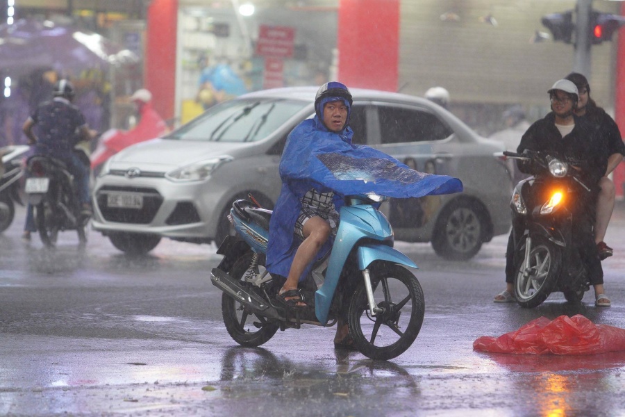 Tin bão số 2 mới nhất: Nghệ An-Hà Tĩnh mưa rất to, Hà Nội cây đổ đè trúng người tin bao so 2 moi nhat nghe an ha tinh mua rat to ha noi cay do de trung nguoi
