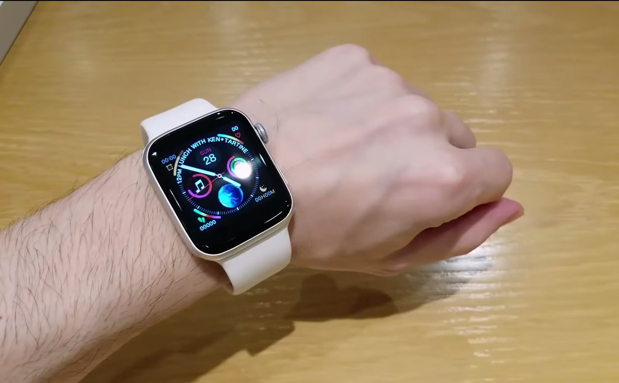 applewatch va airpods nhai giong het nguoi dung roi vao ma tran hang gia