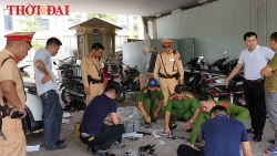 Video: Bắt quả tang người phụ nữ vận chuyển 19 khẩu súng tự chế giữa phố Hà Nội