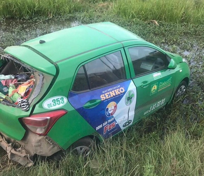 Taxi Mai Linh cố vượt đường ngang bị tàu SE1 đâm, 5 người thương vong taxi mai linh co vuot duong ngang bi tau se1 dam 5 nguoi thuong vong