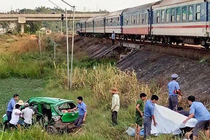 Taxi Mai Linh cố vượt đường ngang bị tàu SE1 đâm, 5 người thương vong taxi mai linh co vuot duong ngang bi tau se1 dam 5 nguoi thuong vong