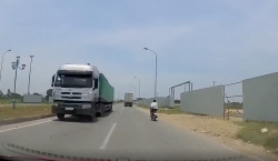 xu ly nghiem vu xe container co tinh di nguoc chieu tren cao toc pha nhieu cot cao su