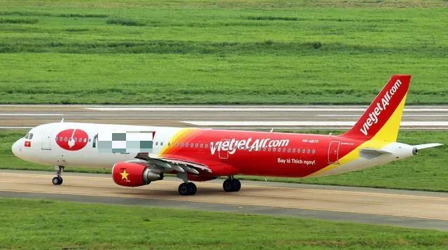 Máy bay Vietjet Air đi nhầm đường lăn đang bảo dưỡng ở Tân Sơn Nhất may bay vietjet air ha canh nham duong lan dang bao duong o tan son nhat