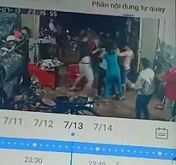 video tu lao dau vao o to roi gio tro an va nam thanh nien nhan cai ket dang