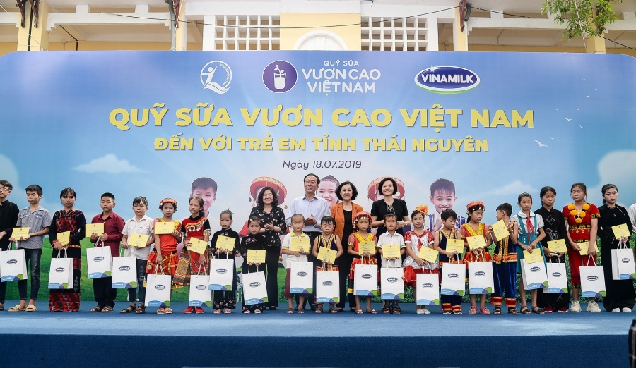 Quỹ sữa vươn cao Việt Nam và Vinamilk chung tay vì trẻ em Thái Nguyên quy sua vuon cao viet nam va vinamilk chung tay vi tre em thai nguyen