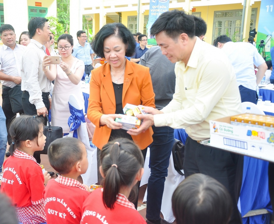 Quỹ sữa vươn cao Việt Nam và Vinamilk chung tay vì trẻ em Thái Nguyên quy sua vuon cao viet nam va vinamilk chung tay vi tre em thai nguyen