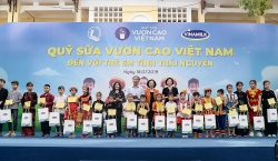 trao tang 2 truong hoc va hon 70 nghin ly sua cho tre em quang ninh