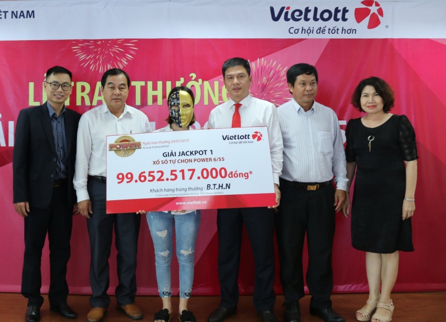 Cả nhà 16 người "rồng rắn" đến Vietlott lĩnh gần 100 tỷ đồng vi sao ca nha 16 nguoi keo nhau den vietlott linh gan 100 ty dong