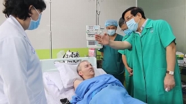 Video:Vượt qua tử thần COVID-19, phi công người Anh rạng rỡ trò chuyện cùng y bác sĩ