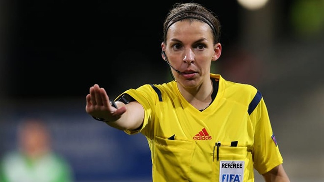 lan dau tien sieu cup chau au tran liverpool vs chelsea co trong tai chinh la nu