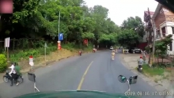video thung container nang hang tan suyt de trung nguoi di duong